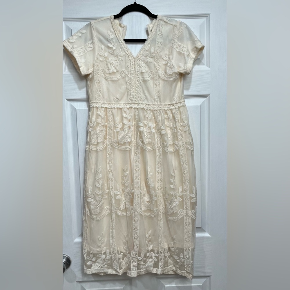NeeSee’s dresses white cream dress with lace accents!